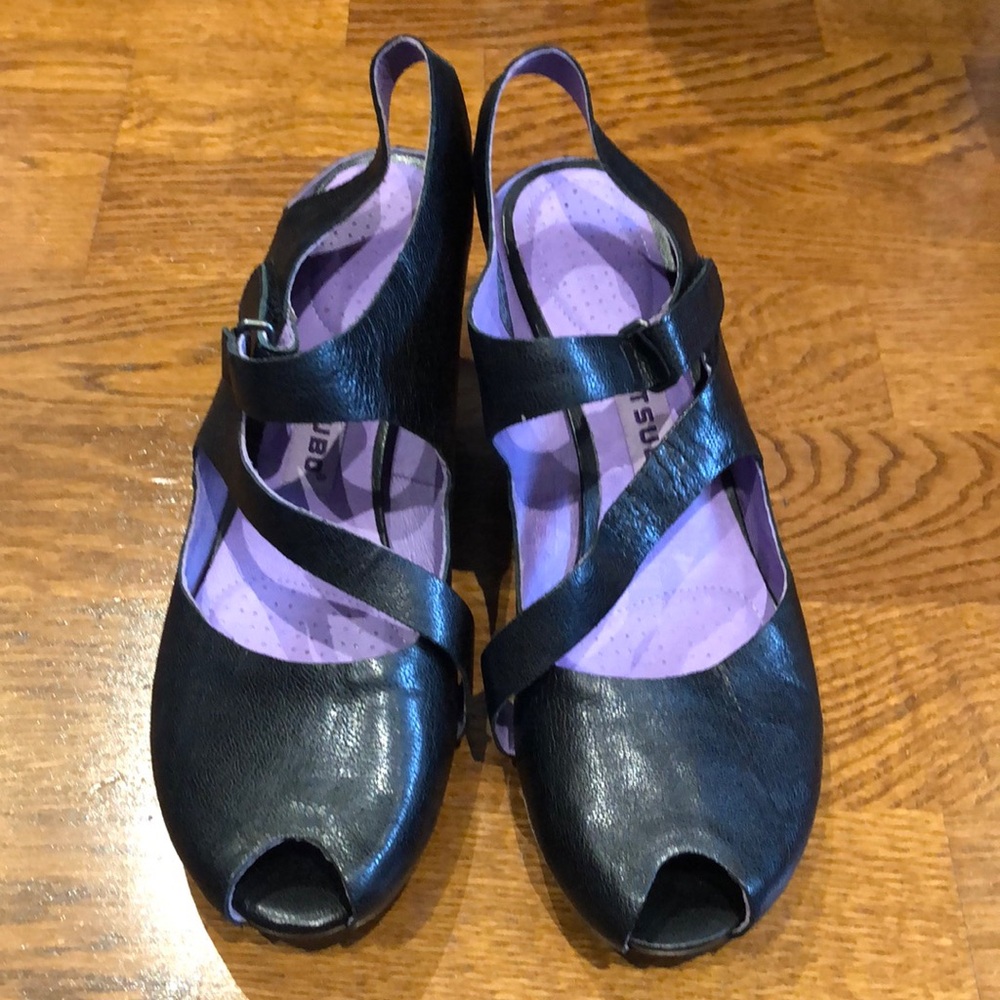 Tsubo Boleyn Black Leather Sandals Women's 7.5 M Peeptoe heels w/ Purple Liner